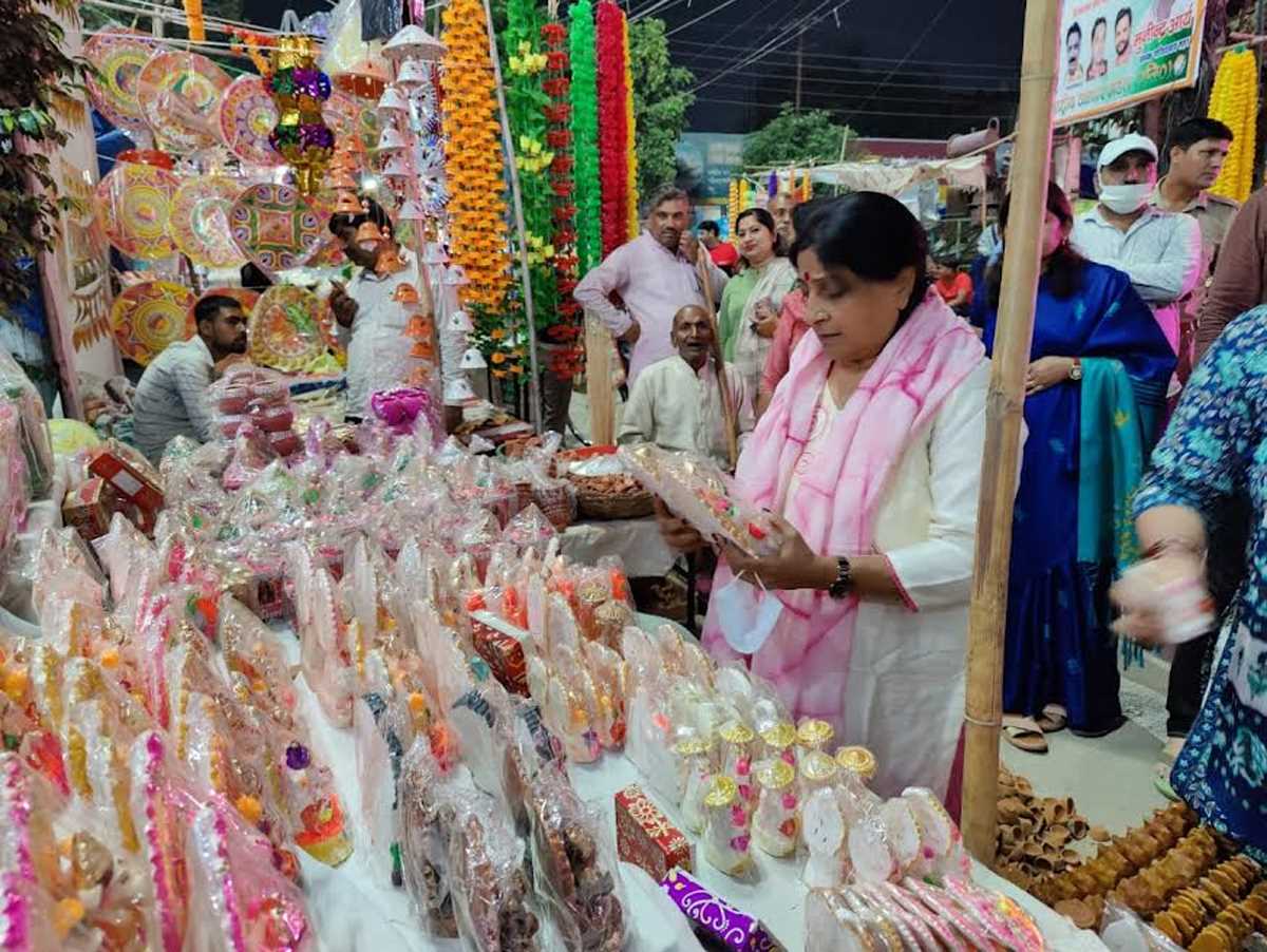 दीपावली के त्यौहार पर महापौर ने दिए, खील बताशे, लक्ष्मी गणेश जी खरीद कर बाजार में सिंगल यूज प्लास्टिक न प्रयोग करने की की अपील